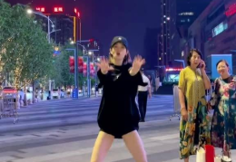 小姐姐街头机械舞表演,小姐姐机械舞表演惊艳全场