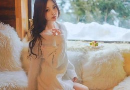 43岁李小璐雪地里晒照闺房里只穿几片毛毛装美的真疯狂！李小璐颜值逆天