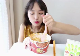 小姐姐吃芝士饭团视频,一口咬下幸福感爆棚